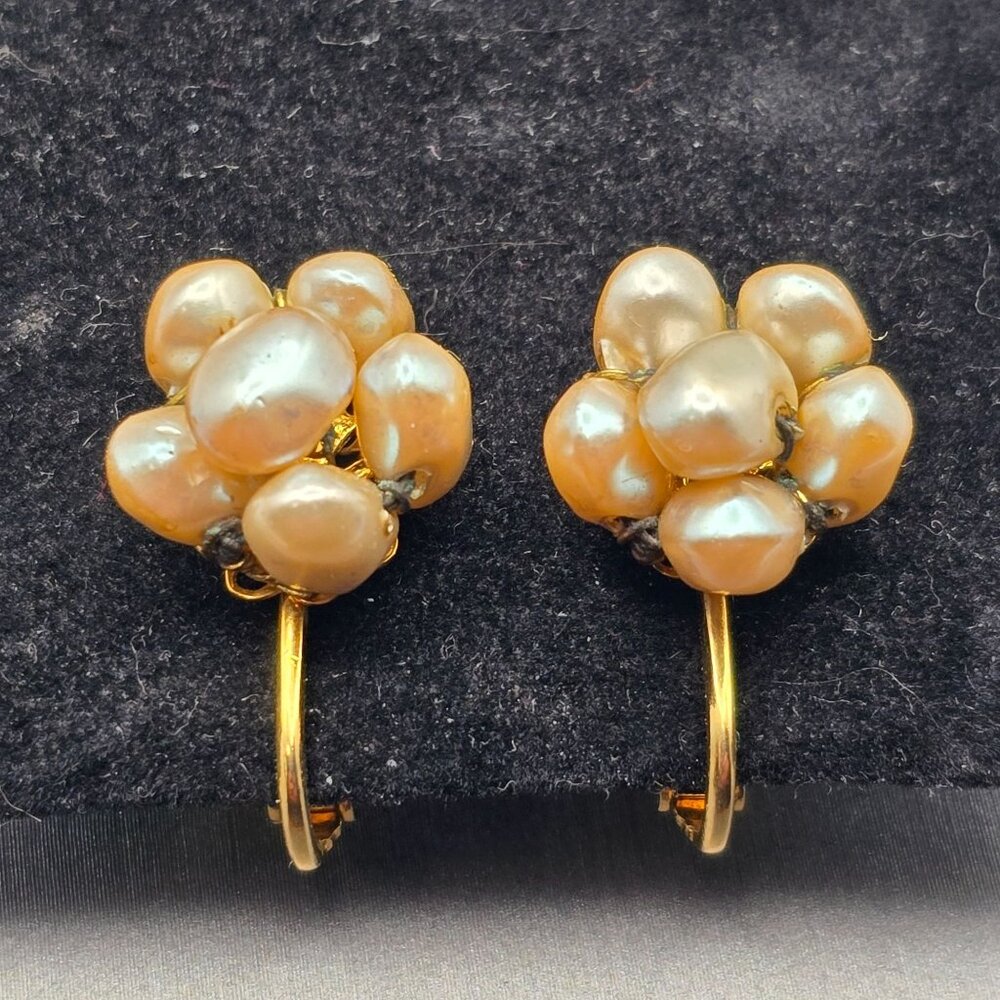 VTG Les Bernard Gold-Tone Screw Back Earrings Clustered Faux Pearls Signed - Picture 9 of 10